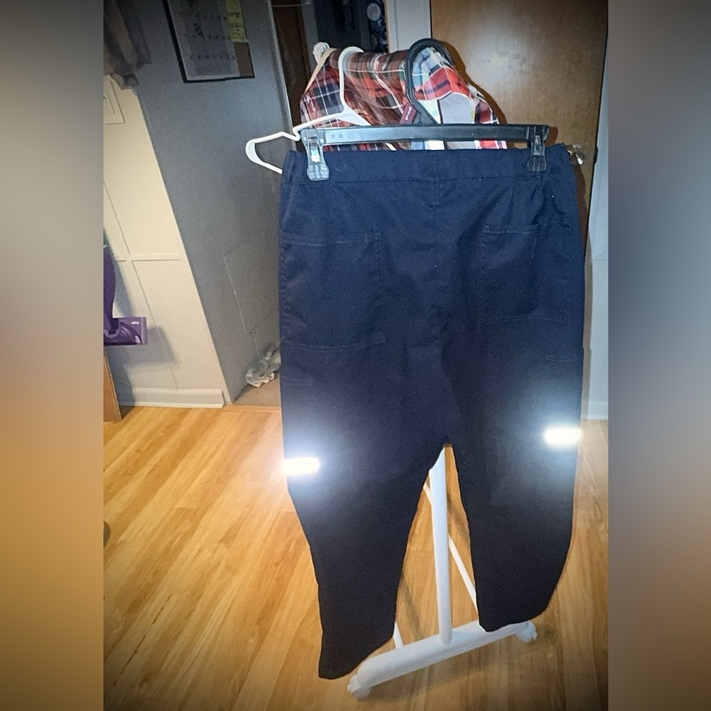 2 pairs of Stan Herman
(FEDEX) cargo pants brand new
06-R -28 - Picture 9 of 10